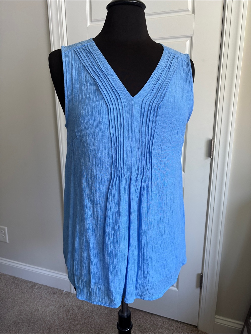 Sleeveless V-Neck Pintuck Tank Top - Blue